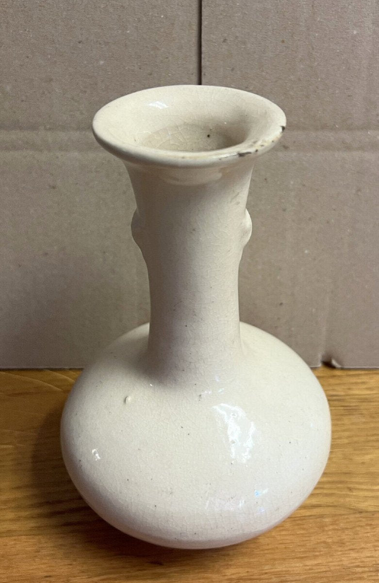 Corée XIXeme siècle : élégant vase bouteille en porcelaine blanche émaillée de la dynastie coréenne Joseon