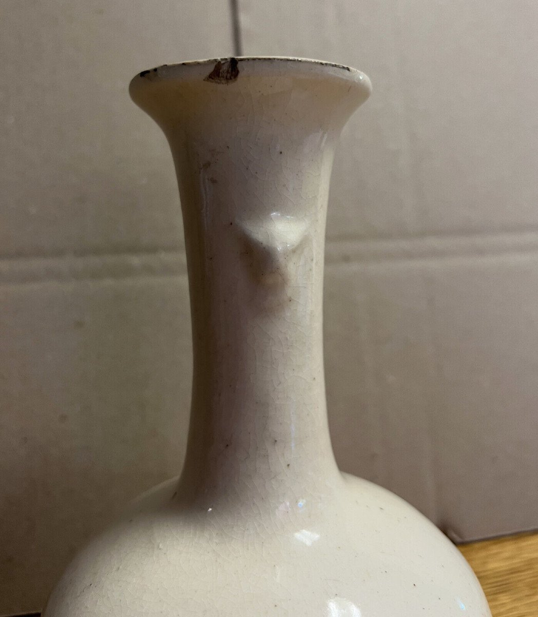 Corée XIXeme siècle : élégant vase bouteille en porcelaine blanche émaillée de la dynastie coréenne Joseon