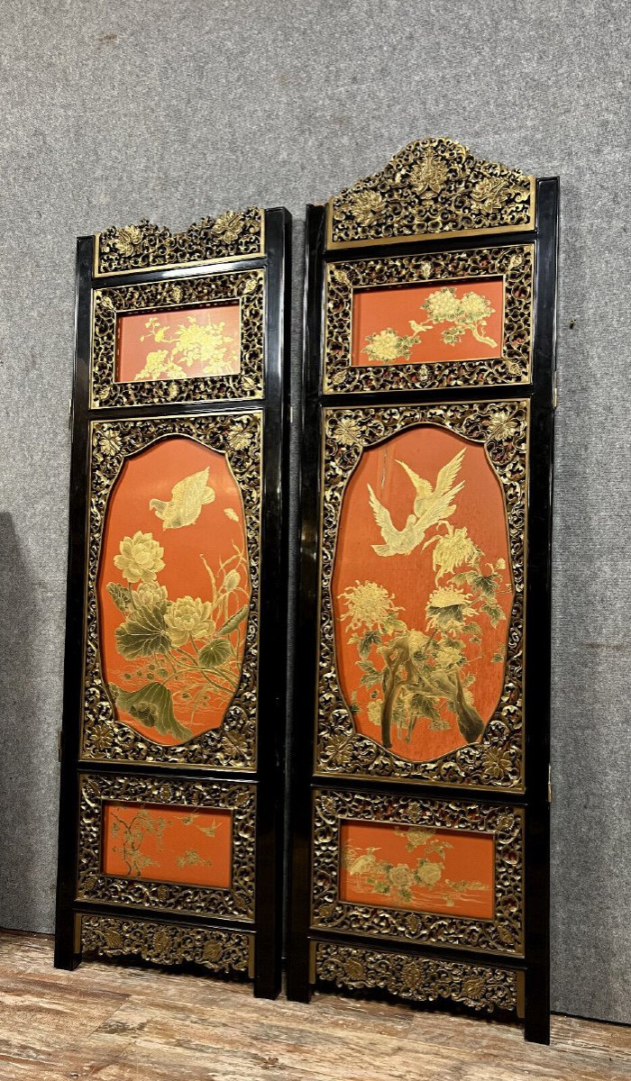 Asie vers 1900: rare paire de panneaux double face en laque et bois doré.