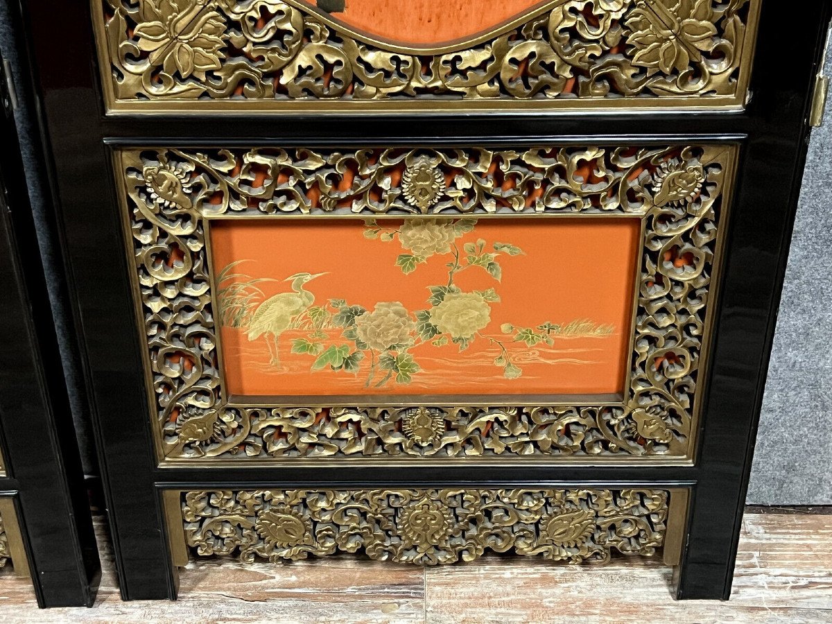 Asie vers 1900: rare paire de panneaux double face en laque et bois doré.