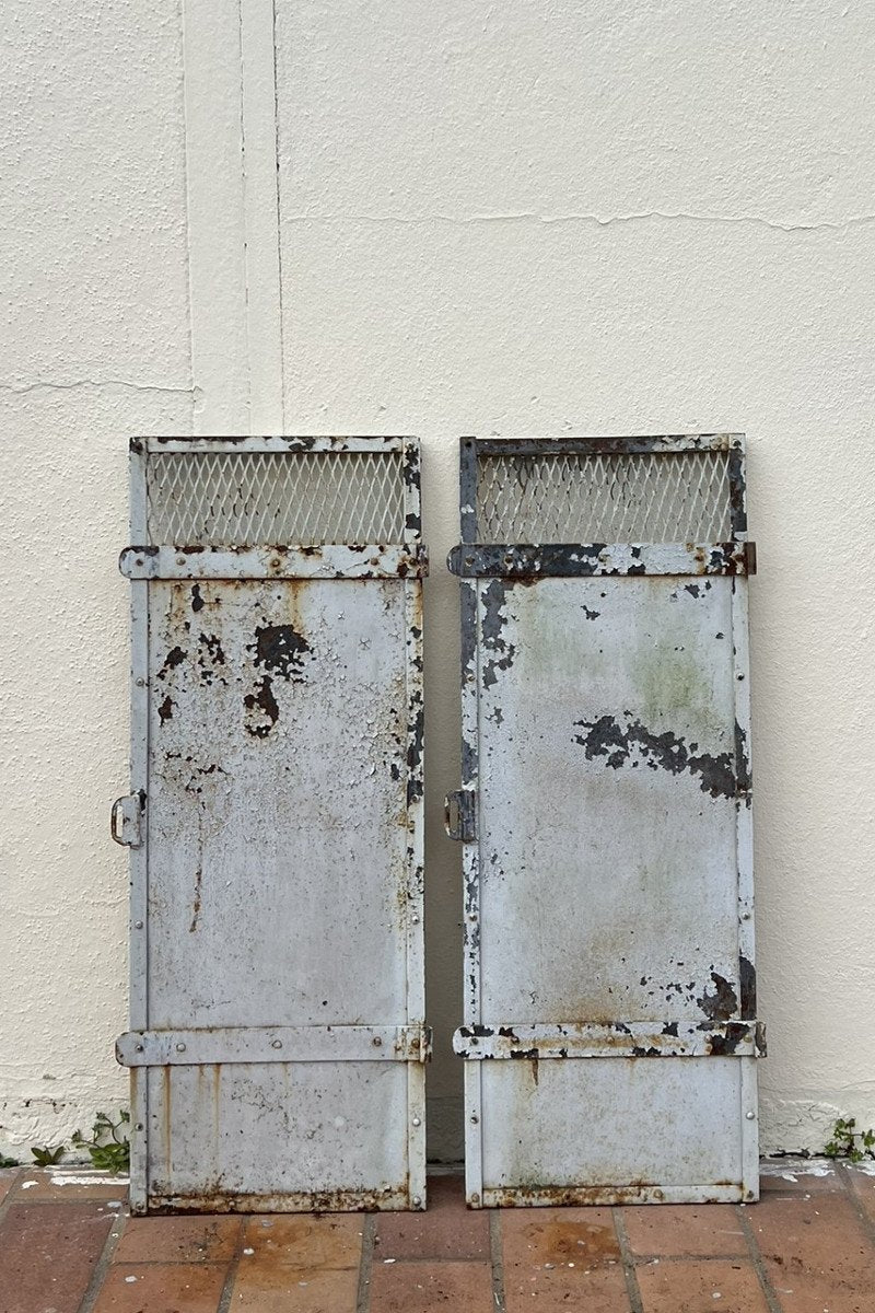 Design industriel : rare double porte de sécurité en fonte cloutée pour fenêtres de locaux Privés vers 1900-1940