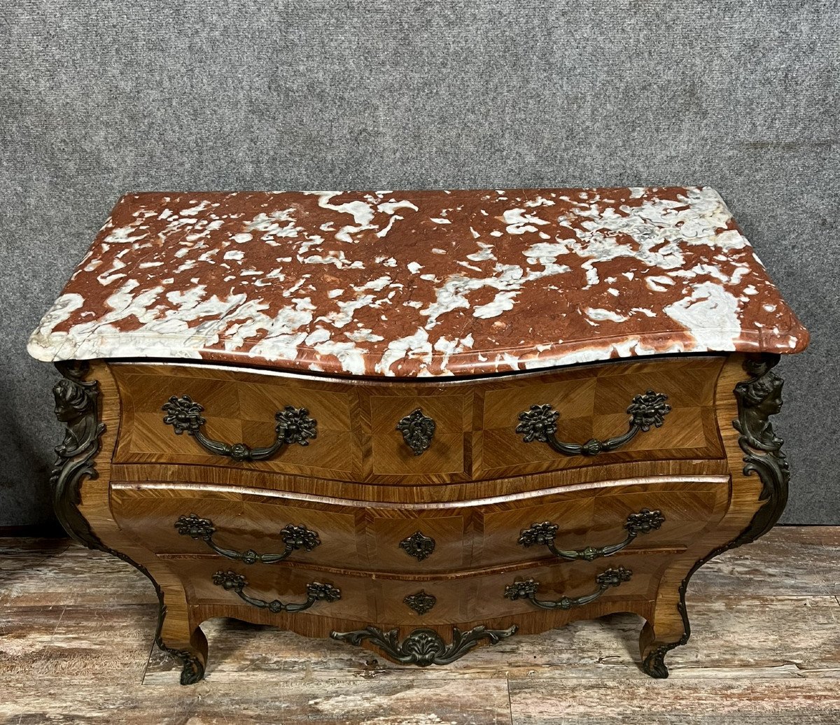 commode style Louis XV en marqueterie de bois précieux entièrement galbée