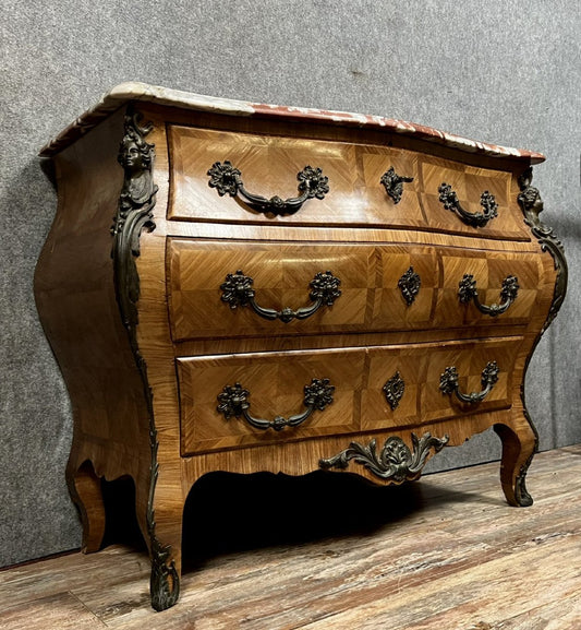 commode style Louis XV en marqueterie de bois précieux entièrement galbée
