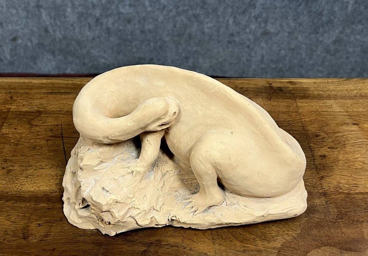 Sculpture moderniste en terre cuite figurant un animal de la préhistoire