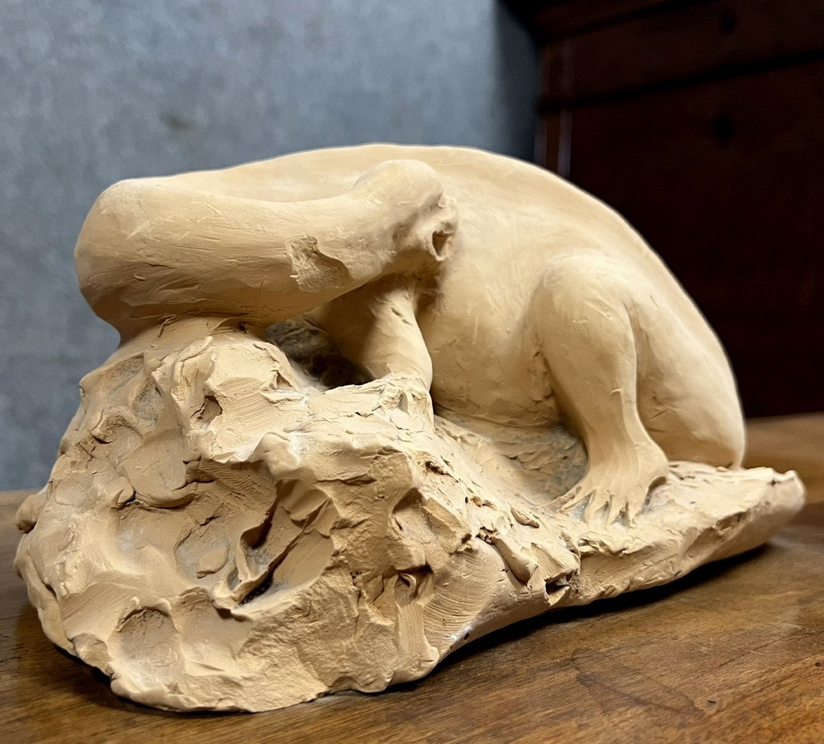 Sculpture moderniste en terre cuite figurant un animal de la préhistoire