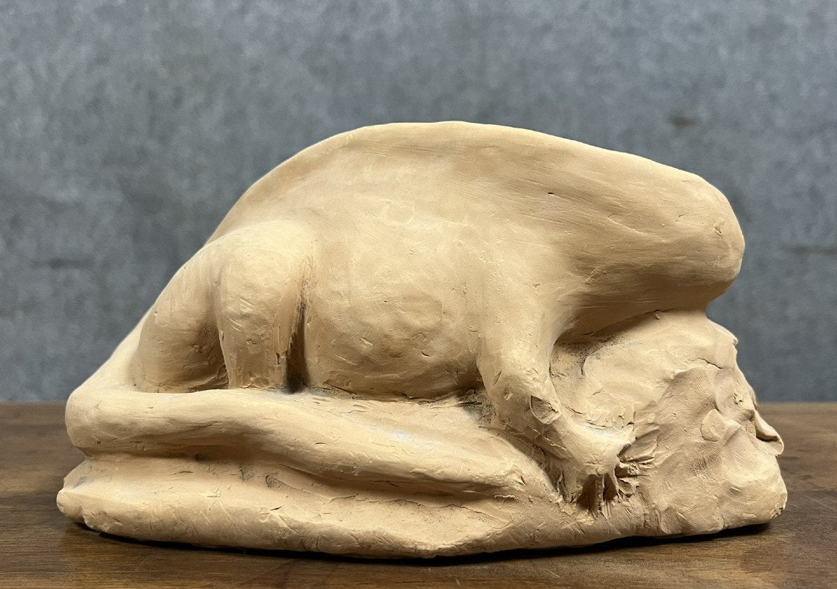 Sculpture moderniste en terre cuite figurant un animal de la préhistoire