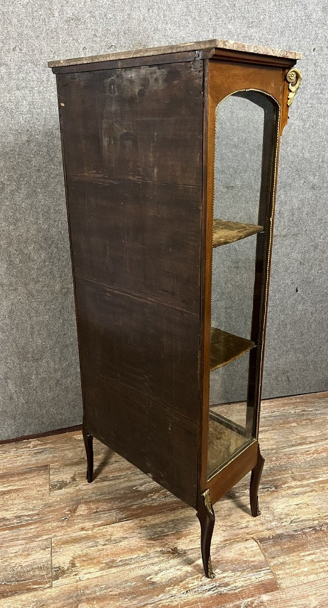 vitrine a trois faces de style Louis XV en acajou et bronzes dorés vers 1850
