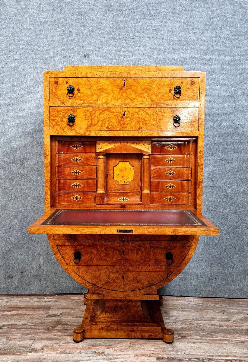 Secrétaire tulipe ou lyre Biedermeier en loupe de bois clair.