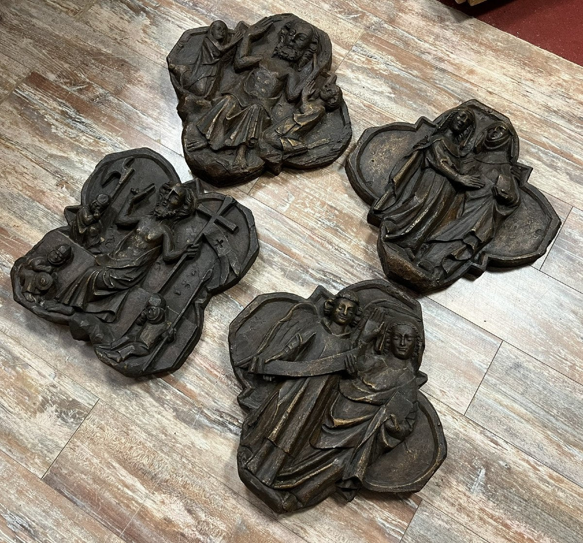série de 4 panneaux d'un retable de dévotion en plâtre patinés époque XVII eme