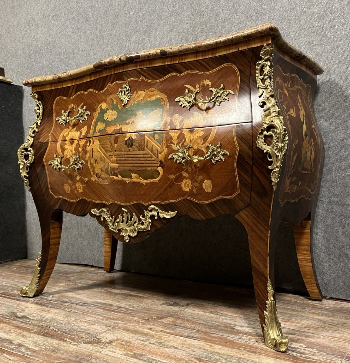 Commode Sauteuse galbée estampillée en Marqueterie de bois précieux Style Louis XV vers 1850