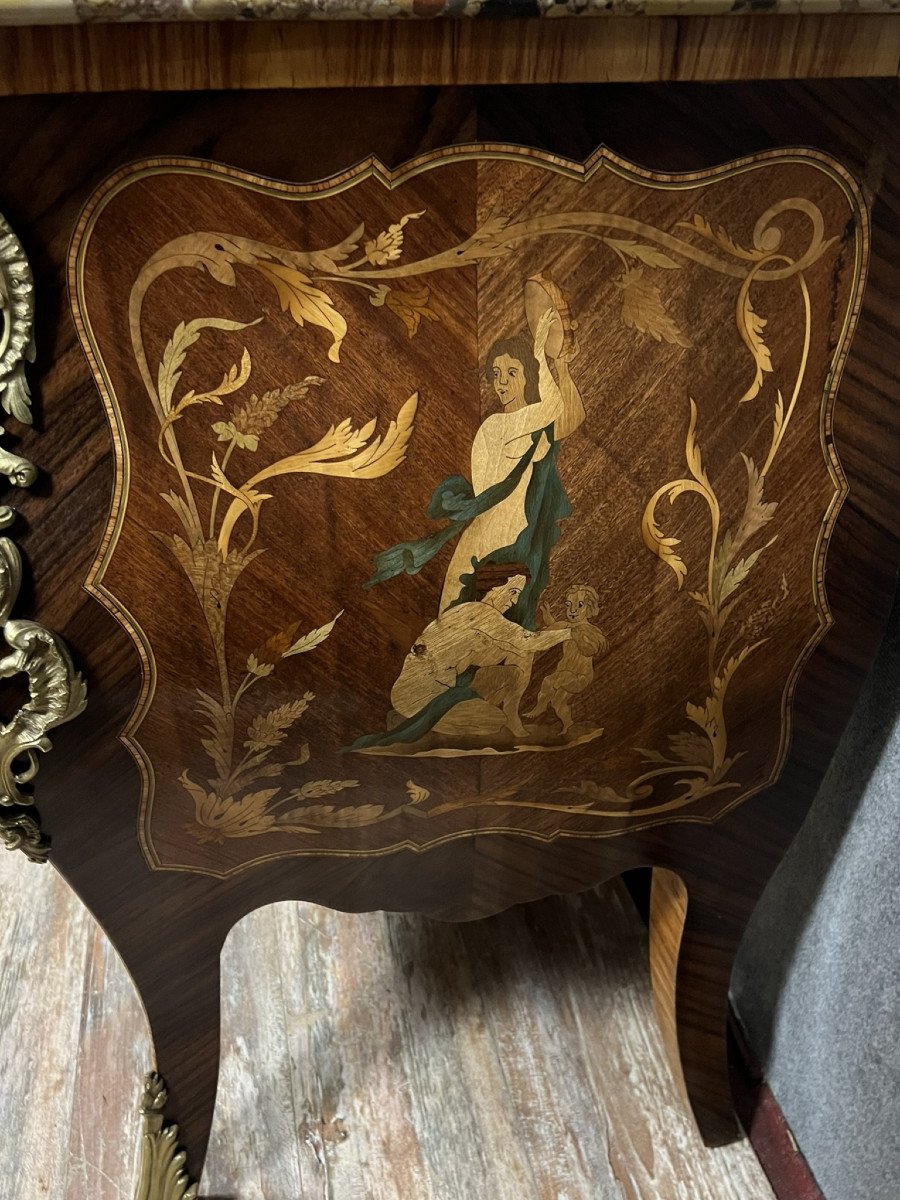 Commode Sauteuse galbée estampillée en Marqueterie de bois précieux Style Louis XV vers 1850