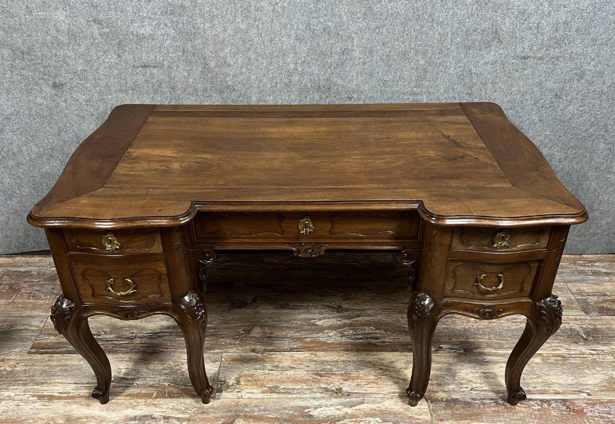 Bureau Provençal galbé de style Louis XV en noyer sculpté vers 1880