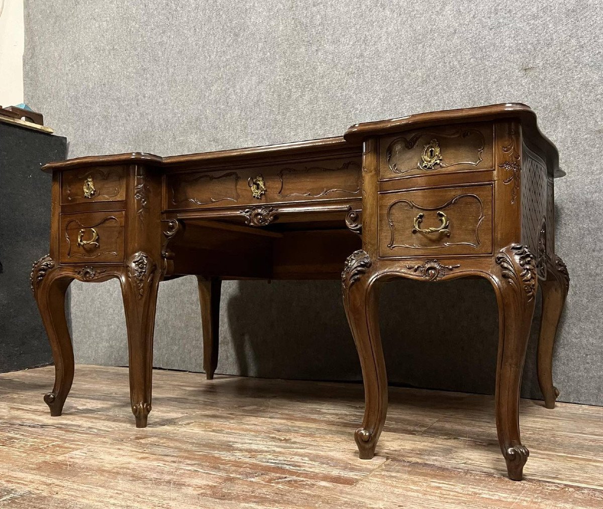 Bureau Provençal galbé de style Louis XV en noyer sculpté vers 1880