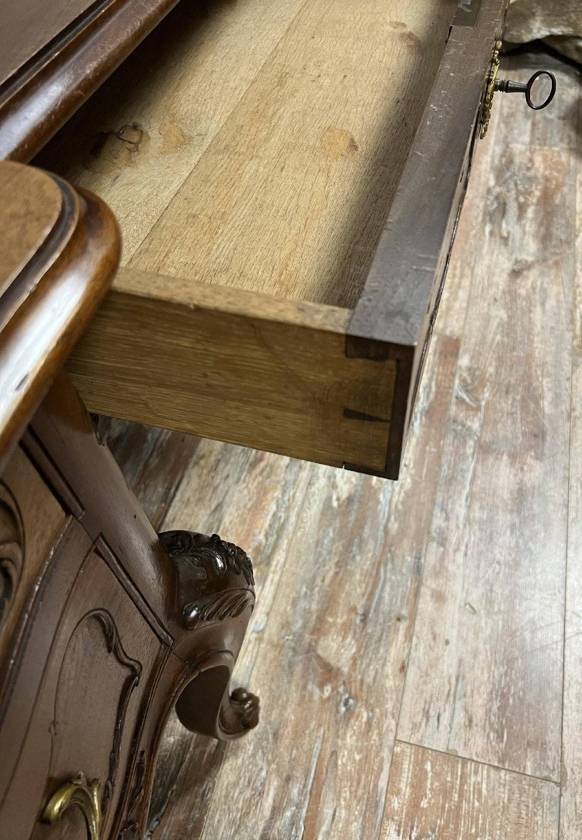 Bureau Provençal galbé de style Louis XV en noyer sculpté vers 1880