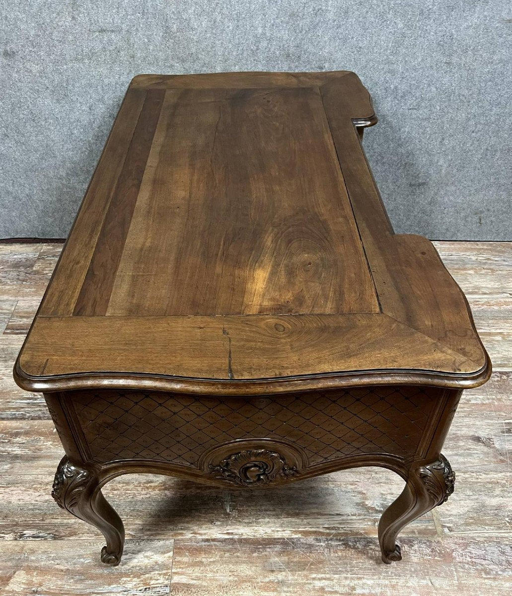 Bureau Provençal galbé de style Louis XV en noyer sculpté vers 1880