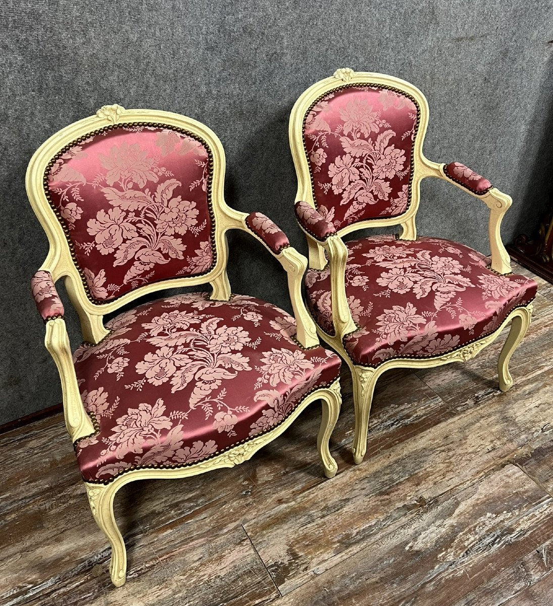paire de fauteuils cabriolets de style Louis XV en bois laqué et sculpté vers 1900