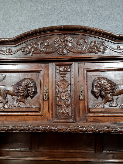 buffet deux corps style Renaissance en noyer massif vers 1850