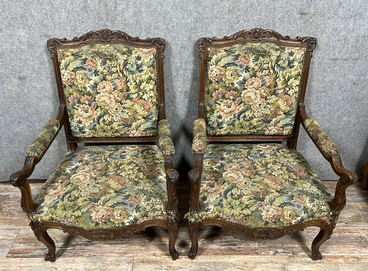 Paire d'importants fauteuils Provençaux sculptés de style louis XV en noyer vers 1850.