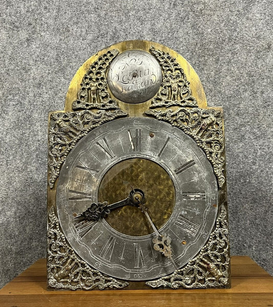 Mouvement d'horloge XVIIIeme en laiton et étain, cadran circulaire aux chiffres romain pour les heures et arabes pour les minutes