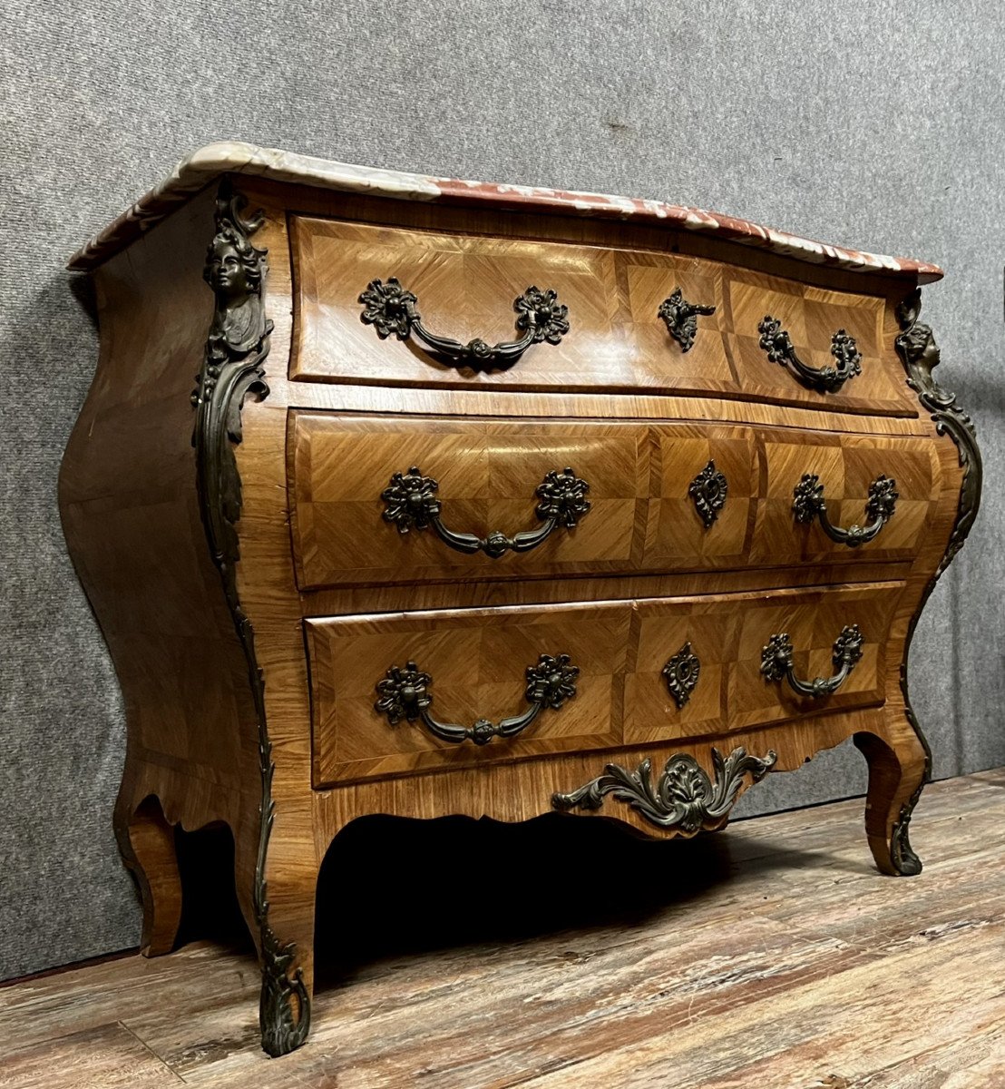 commode style Louis XV en marqueterie de bois précieux entièrement galbée