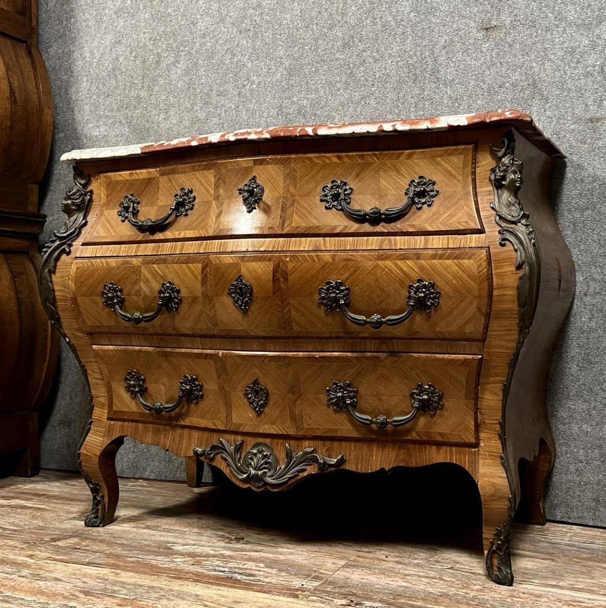 commode style Louis XV en marqueterie de bois précieux entièrement galbée