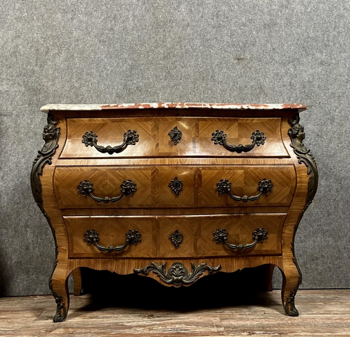 commode style Louis XV en marqueterie de bois précieux entièrement galbée