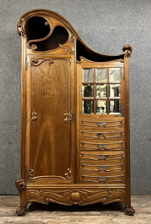 D'après Louis Majorelle : Muséale armoire école de Nancy en noyer et frêne époque Art Nouveau vers 1900