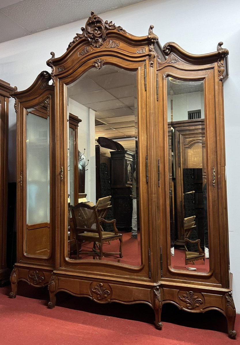 armoire bibliothèque style Louis XV Rocaille en noyer vers 1850-1880