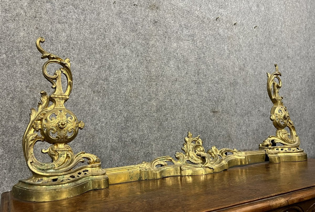 Barre de foyer en bronze doré à décor de volutes, feuilles d'acanthe et vases ajourés