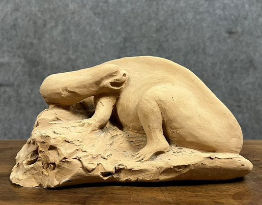 Sculpture moderniste en terre cuite figurant un animal de la préhistoire