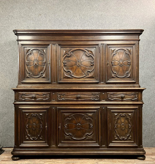 buffet style Renaissance en noyer entièrement sculpté circa 1850