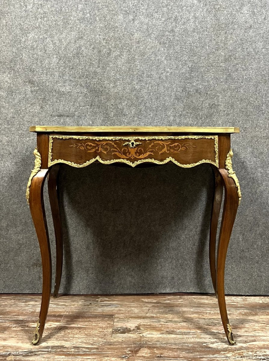 bureau galbé style Louis XV en marqueterie de bois précieux vers 1880