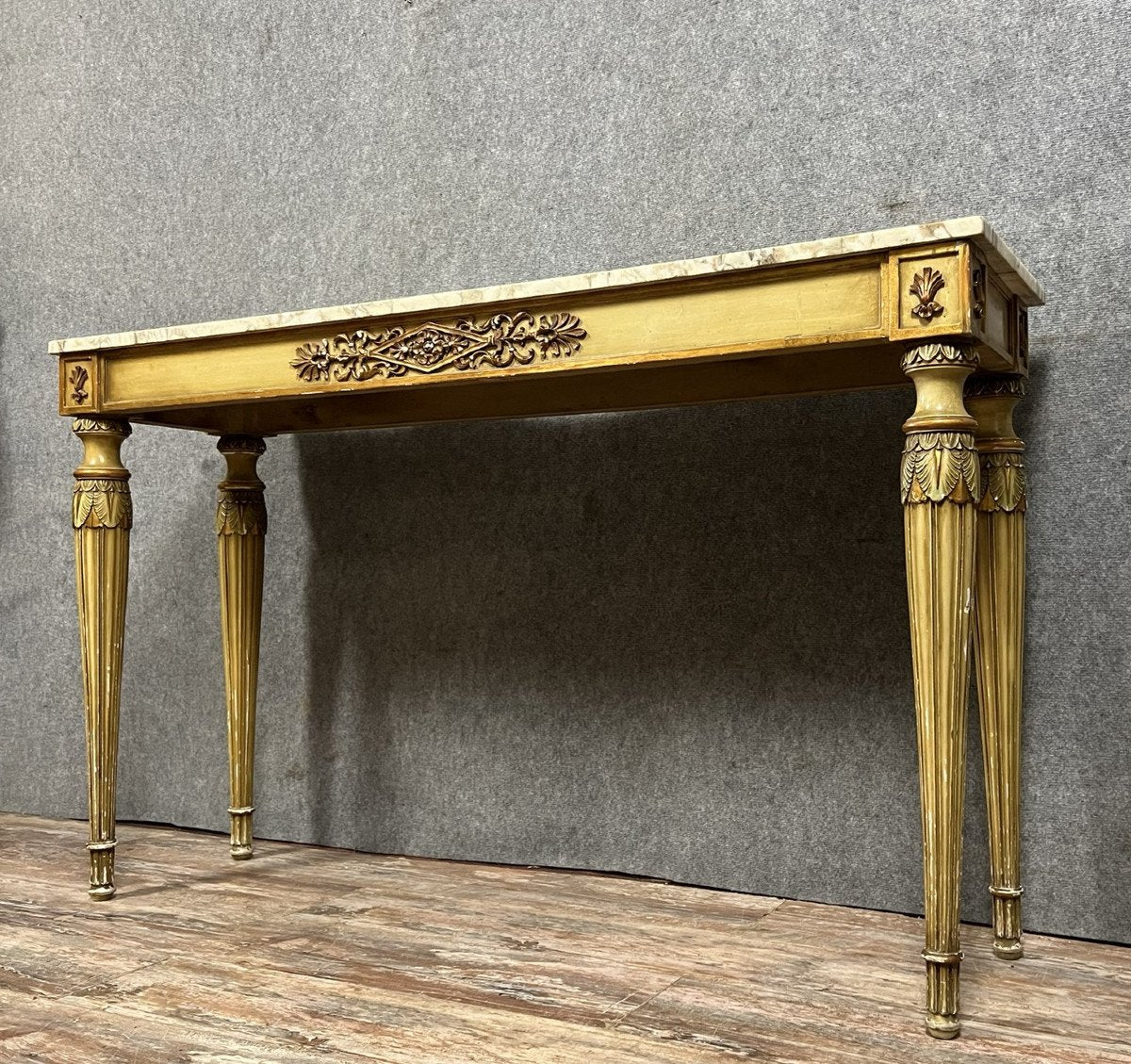 console rectangulaire de style Louis XVI en bois sculpté laqué et doré.