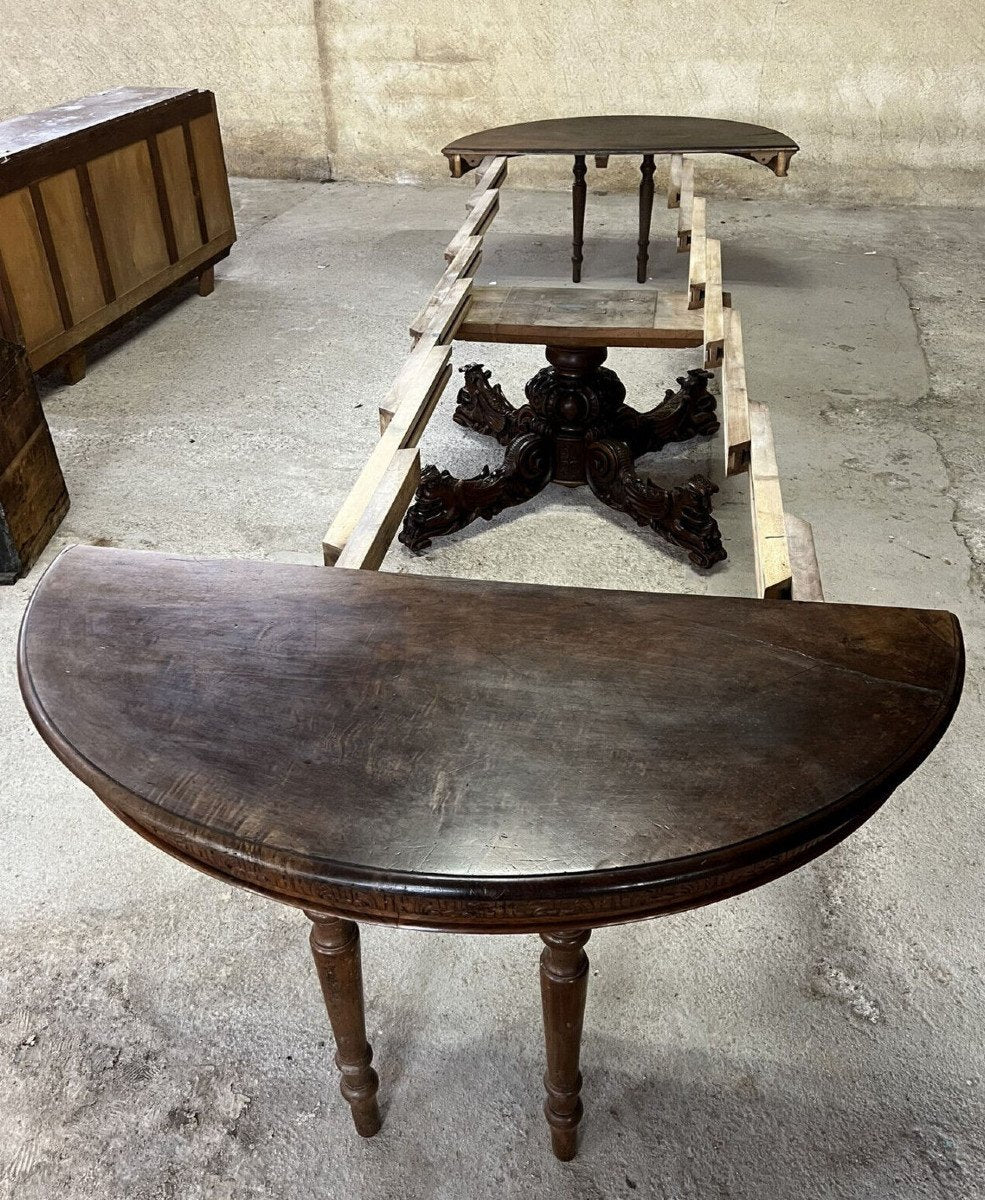 table guéridon a allonges style Renaissance d'un pavillon de chasse en noyer massif  ( 504 cm )