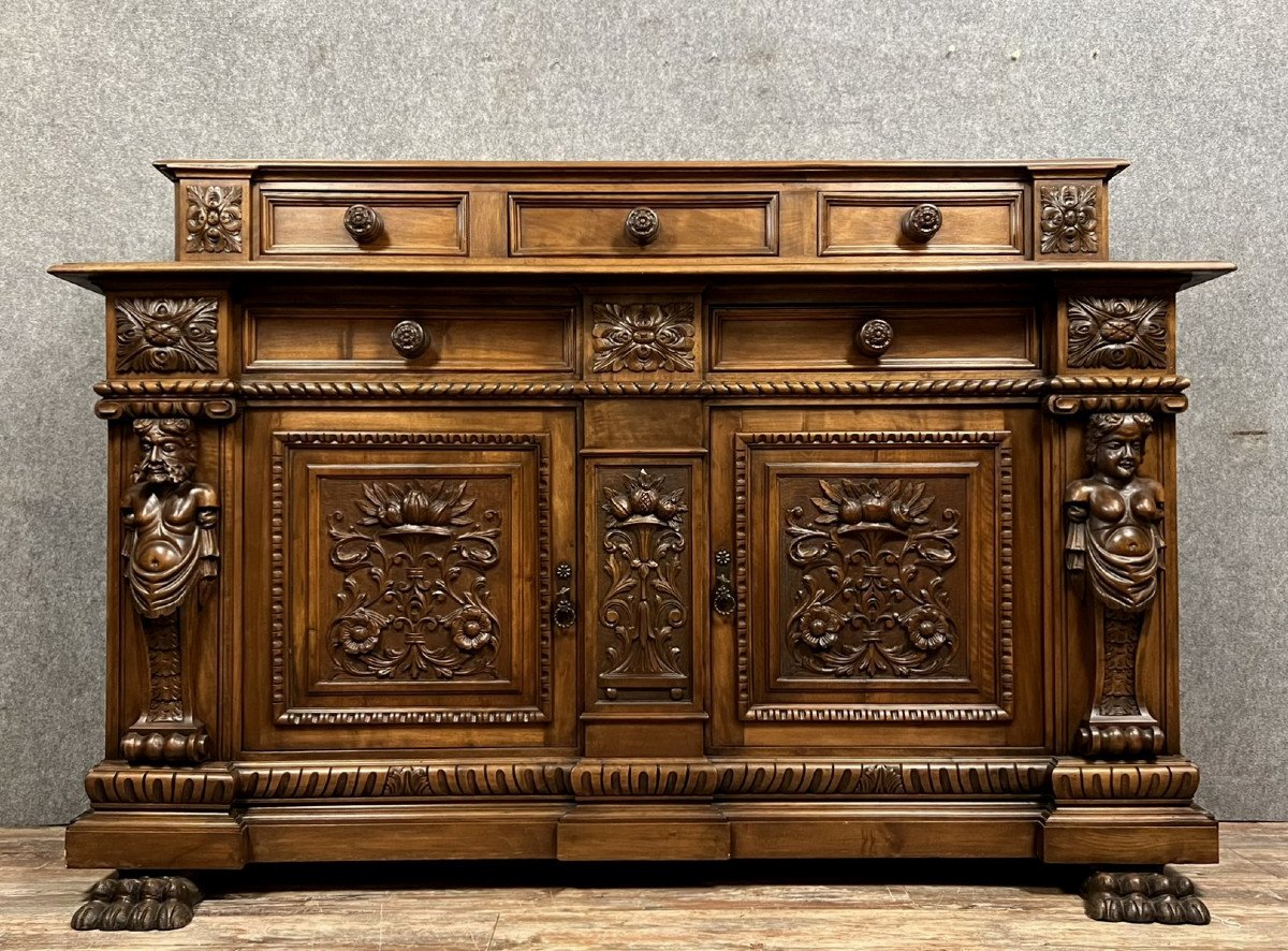 buffet a gradin aux cariatides style Renaissance en noyer vers 1880