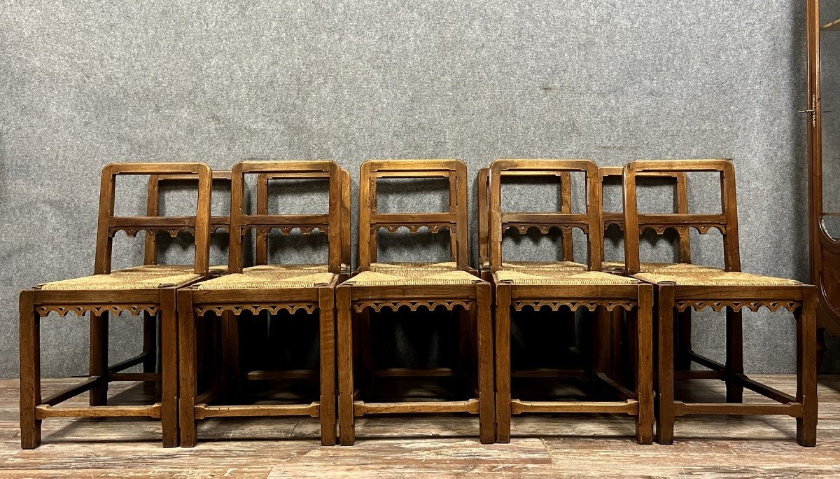 D'un monastère de Milan : Rare série de 10 chaises style Gotique en noyer massif vers 1850