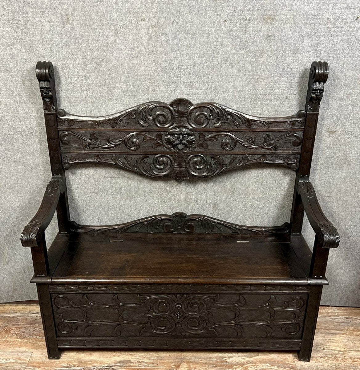 Banc coffre en bois massif style Renaissance Italienne a décors de masques grimaçant