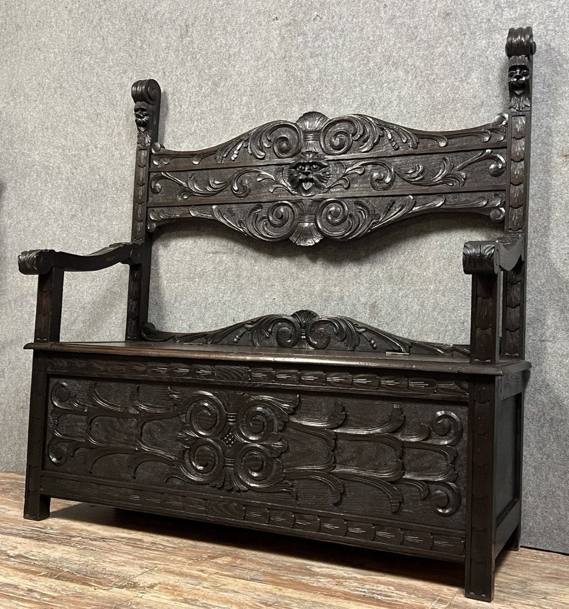 Banc coffre en bois massif style Renaissance Italienne a décors de masques grimaçant