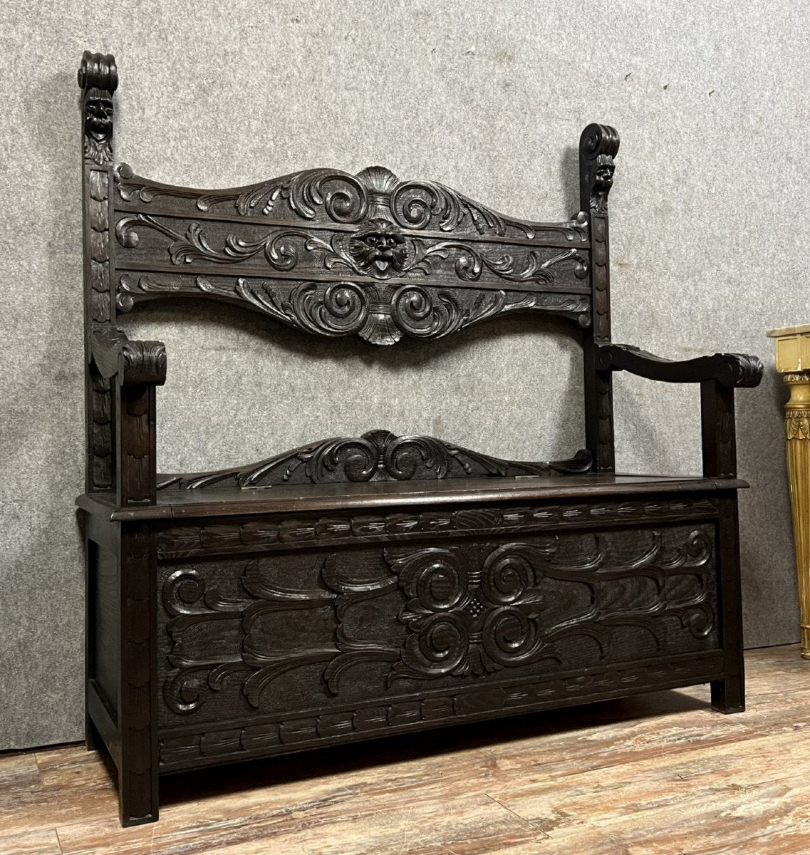 Banc coffre en bois massif style Renaissance Italienne a décors de masques grimaçant