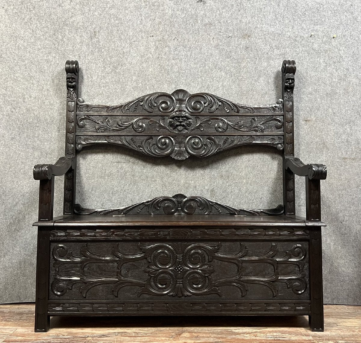 Banc coffre en bois massif style Renaissance Italienne a décors de masques grimaçant