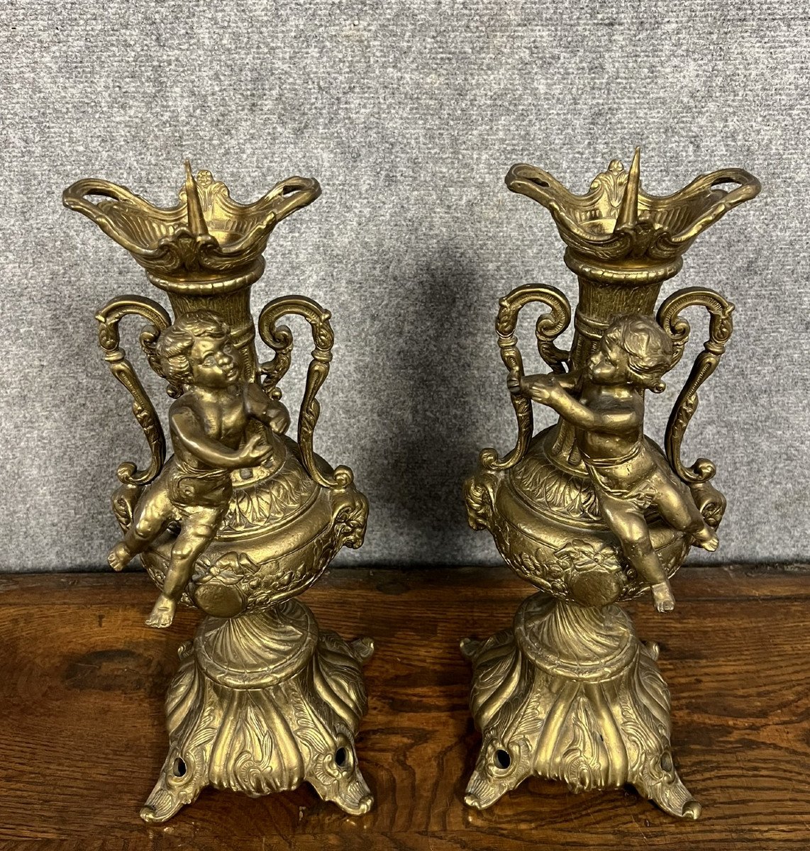 Paire de cassolettes aux putti en bronze doré époque XXeme siècle