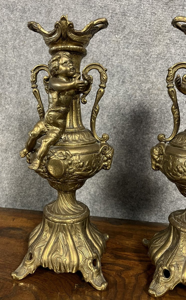 Paire de cassolettes aux putti en bronze doré époque XXeme siècle