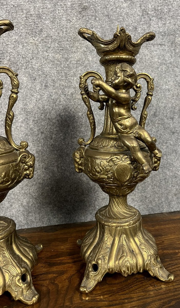 Paire de cassolettes aux putti en bronze doré époque XXeme siècle