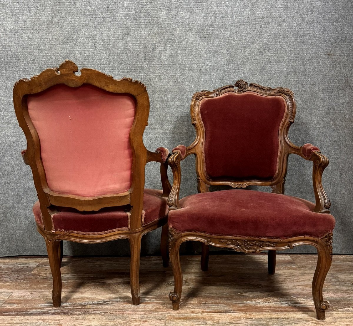 Paire de fauteuils cabriolets de style louis XV Rocaille en noyer vers 1850.  Jolie tapisserie façon velours de Gênes  Ossature abondement sculptée.   Pieds cambrés.  H98 X 65 X 54
