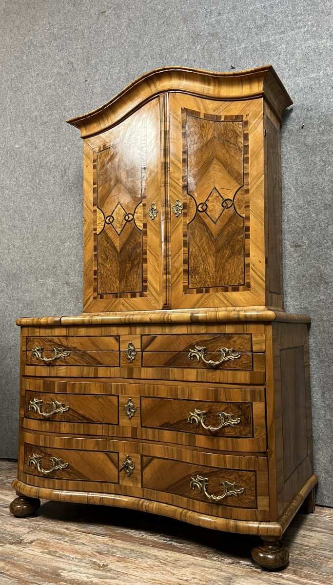 cabinet Baroque galbé a secrets époque Louis XIV en marqueterie de bois précieux vers 1700