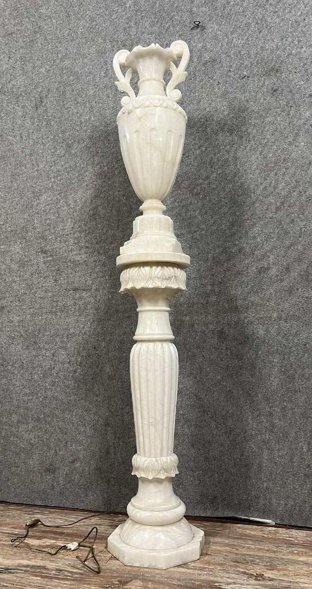 grand vase en albatre sur sa colonne ( hauteur 168 cm )