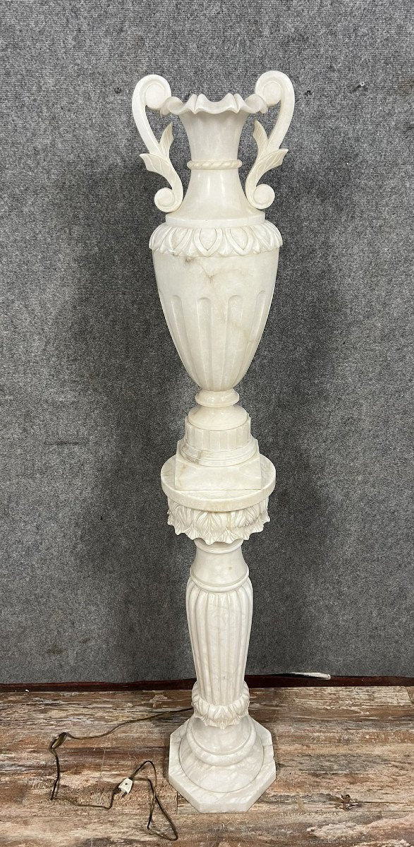 grand vase en albatre sur sa colonne ( hauteur 168 cm )