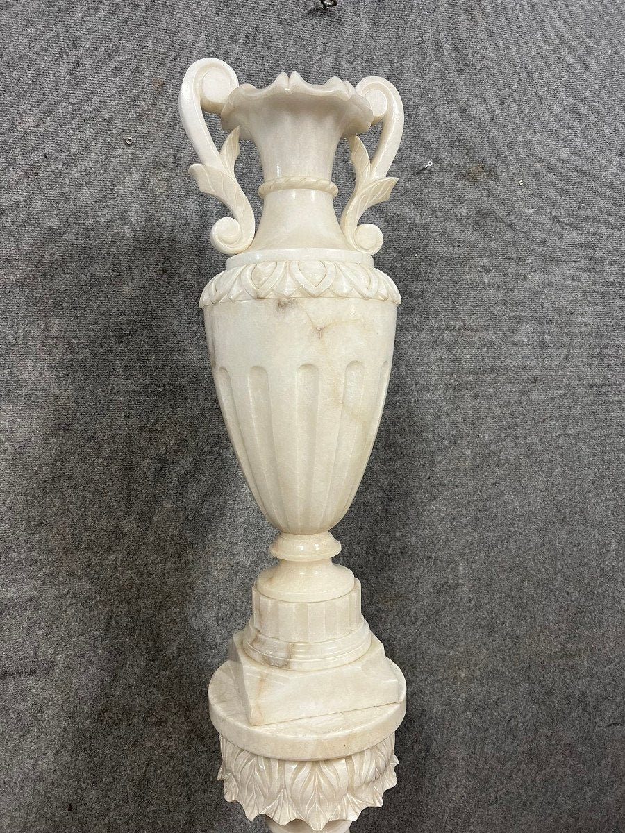 grand vase en albatre sur sa colonne ( hauteur 168 cm )