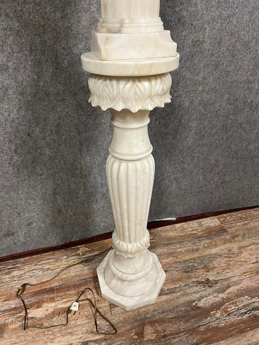 grand vase en albatre sur sa colonne ( hauteur 168 cm )