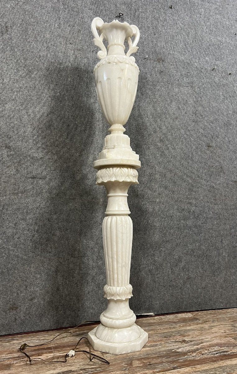 grand vase en albatre sur sa colonne ( hauteur 168 cm )